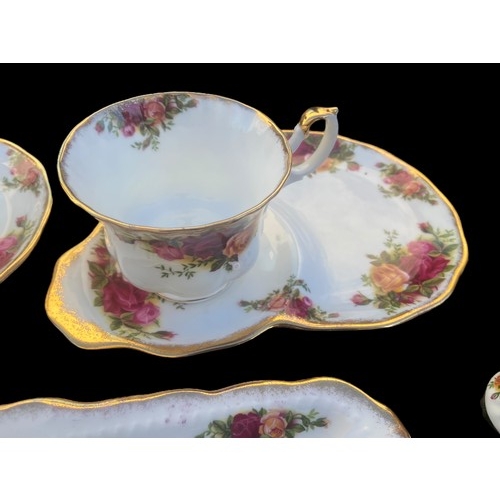 118 - 5 PIECE LOT OF COUNTRY ROSE BY ROYAL ALBERT TO INCLUDE FLORAL CONDIMENTS, TV TRAYS & SANWICH PLATE