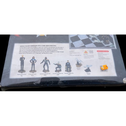 131 - A BRAND NEW STAR TREK NEXT GENERATION CHESS SET