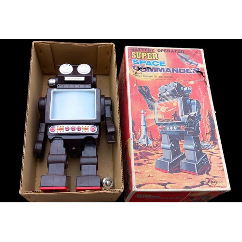 138 - A 1970'S BATTERY OPRATED SUPER SPACE COMMANDER IN ORIGIANL BOX