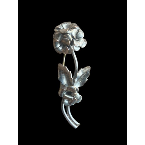 197 - A STUNNING WHITE METAL FLORAL BROOCH (IUNTESTED)