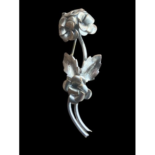 197 - A STUNNING WHITE METAL FLORAL BROOCH (IUNTESTED)