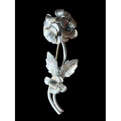 197 - A STUNNING WHITE METAL FLORAL BROOCH (IUNTESTED)