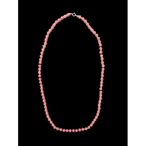 206 - A HIGH QUALITY CORAL STYLE BEADED NECKLACE WITH SILVER FITTINGS