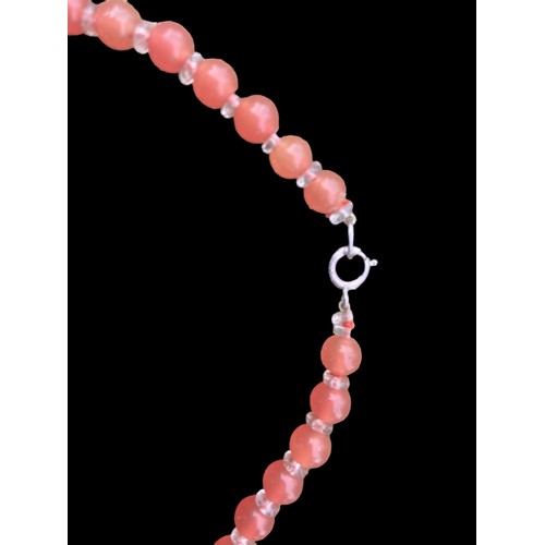 206 - A HIGH QUALITY CORAL STYLE BEADED NECKLACE WITH SILVER FITTINGS