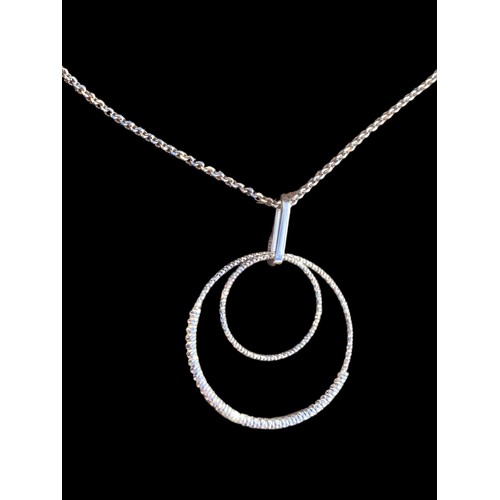 246 - A SILVER DOUBLE HOOP NECKLACE