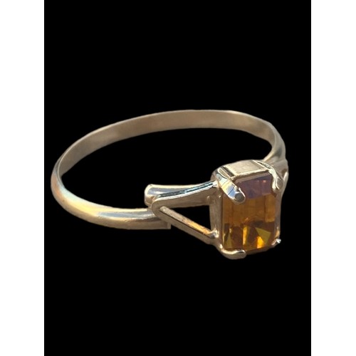 255 - A GOLD COLOURED TOPAZ SET RING SIZE R