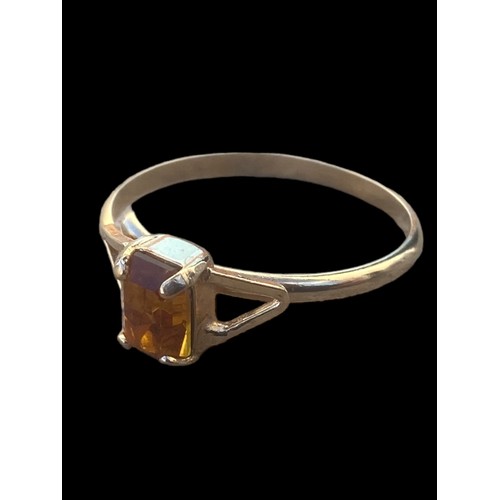 255 - A GOLD COLOURED TOPAZ SET RING SIZE R