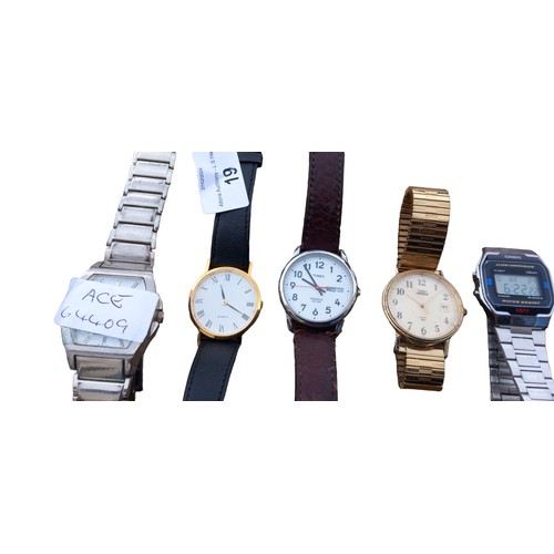 19 - A COLLECTION OF WATCHES TO INCLUDE A VINTAGE CASIO