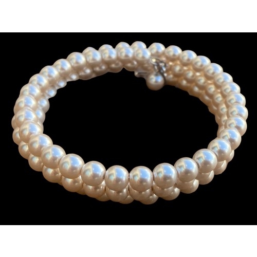 259 - A PEARL STYLE EXPANDABLE BRACELET