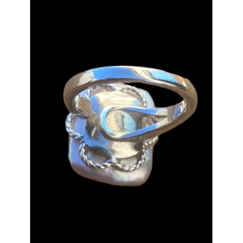 271 - A STUNNING PEARL SILVER RING