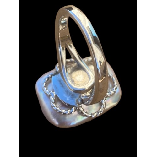 271 - A STUNNING PEARL SILVER RING