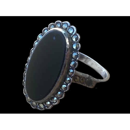 273 - AN ONYX SET SILVER RING