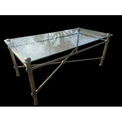 312 - A STUNNING GLASS TOPPED TABLE WITH AN ANTIQUE BRASS FINISHED CROSS FRAME