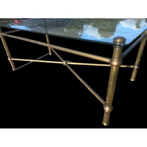 312 - A STUNNING GLASS TOPPED TABLE WITH AN ANTIQUE BRASS FINISHED CROSS FRAME