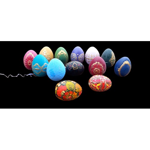 146 - QTY OF DECORATIVE EGGS