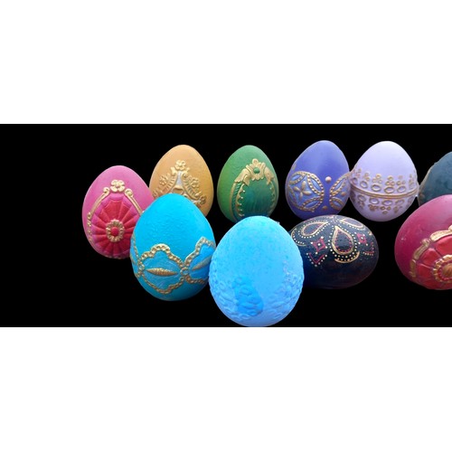 146 - QTY OF DECORATIVE EGGS