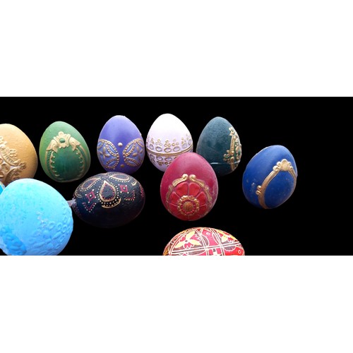 146 - QTY OF DECORATIVE EGGS