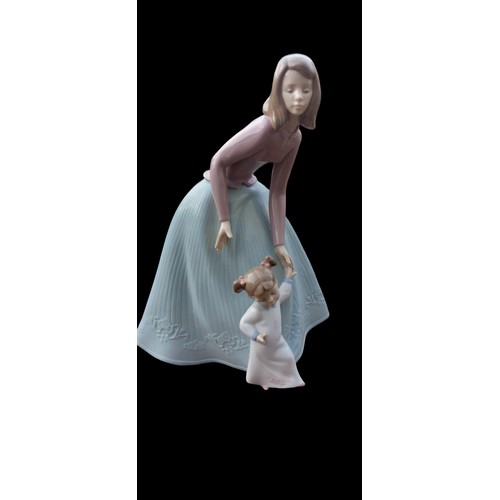 191 - A LARGE 25cm NAO FIGURENE LADY WITH CHILD