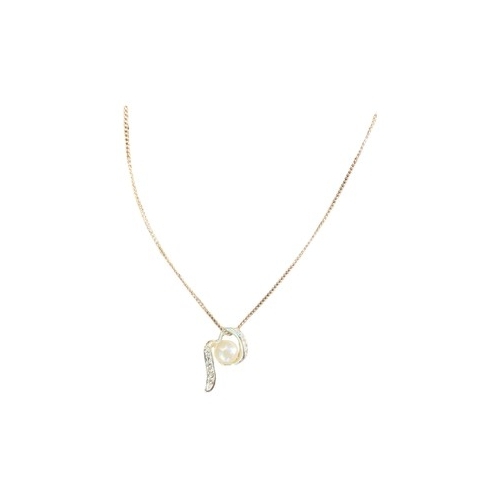 395 - A BOXED PEARL PENDANT ON SILVER CHAIN