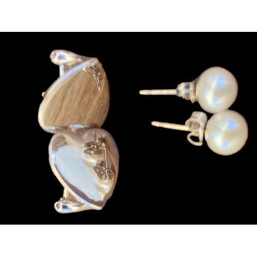 401 - A PAIR OF HEAVY GOOD QUALITY SILVER HEART EARRINGS & A PAIR OF SILVER PEARL EARRINGS