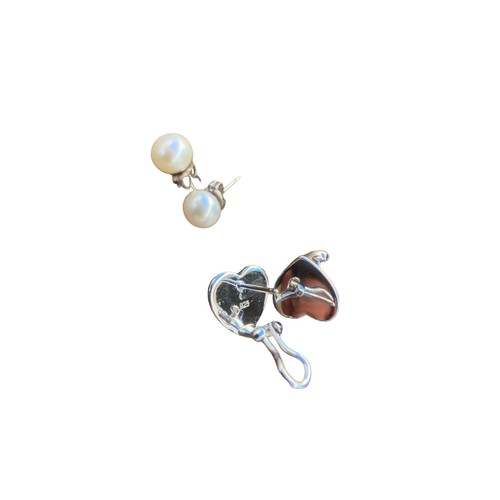 401 - A PAIR OF HEAVY GOOD QUALITY SILVER HEART EARRINGS & A PAIR OF SILVER PEARL EARRINGS