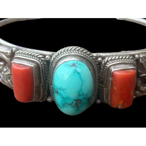 402 - STUNNING SILVER TURQUOISE BAND CORNELIAN SET ORIENTAL BANGLE