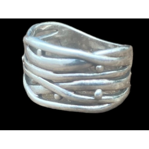 419 - AN UNUSAL INTER WOVEN SILVER DSIGNER RING