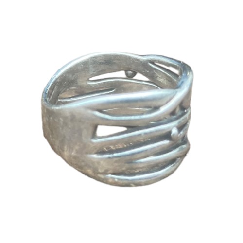 419 - AN UNUSAL INTER WOVEN SILVER DSIGNER RING