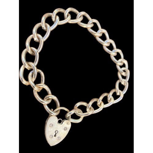 430 - A CURB LINK BRACELET WITH HEART PADLOCK CATCH