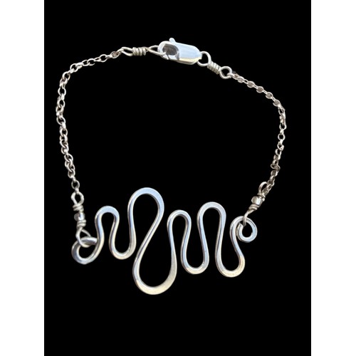 435 - A HEAVY DESIGNER STYLE SILVER BRACELET