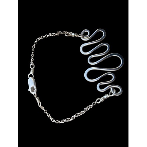 435 - A HEAVY DESIGNER STYLE SILVER BRACELET