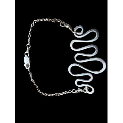 435 - A HEAVY DESIGNER STYLE SILVER BRACELET