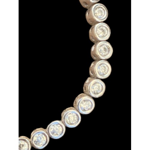 442 - A HEAVY DESIGNER ADJUSTABLE GEM SET BRACELET SET WITH A PEARL