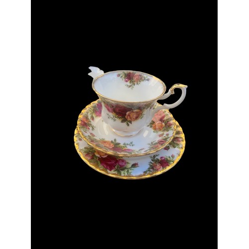 449 - 30 PIECE SERVICE TO INCLUDE SMALL TEAPOT COUNTRY ROSE BY ROYAL ALBERT