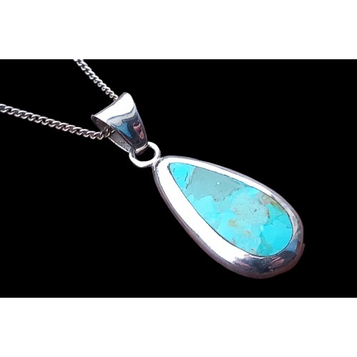 390 - A SILVER TURQUOISE TEAR DROP PENDANT ON A SILVER CHAIN