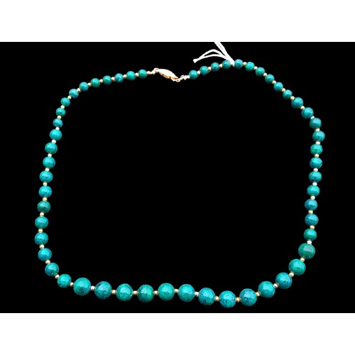 393 - A BEAUTIFUL MALACHITE NECKLACE WITH GOLD COLOURED BALL SPACERS