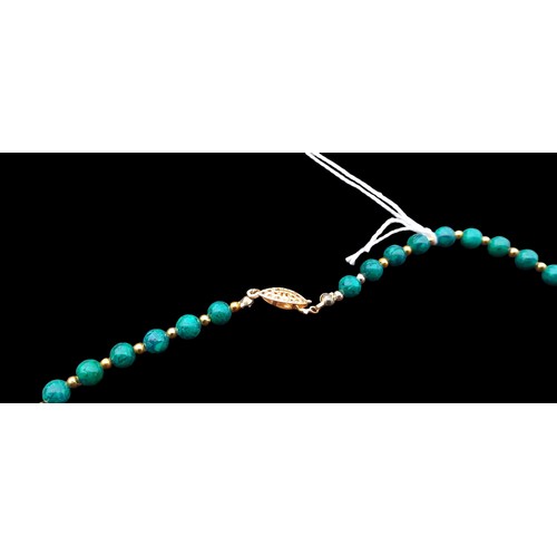 393 - A BEAUTIFUL MALACHITE NECKLACE WITH GOLD COLOURED BALL SPACERS