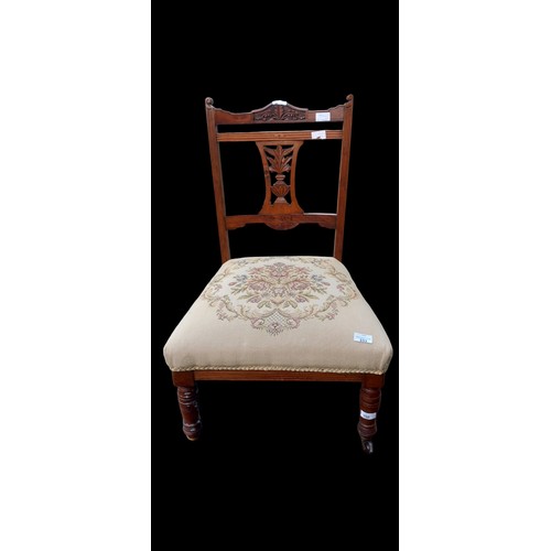 333 - A LOW CARVED BACKED EDWARDIAN SIDECHAIR