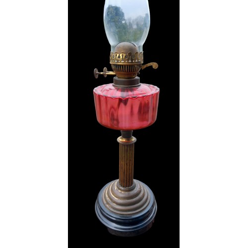 583 - A BEAUTIFUL ANTIQUE RUBY GLASS BOWL OIL LAMP WITH A BRASS PILLAR