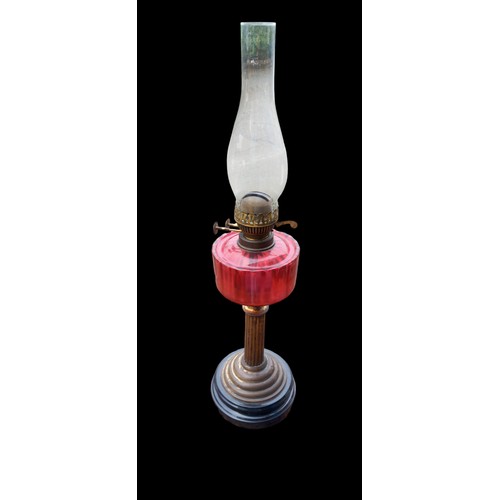 583 - A BEAUTIFUL ANTIQUE RUBY GLASS BOWL OIL LAMP WITH A BRASS PILLAR