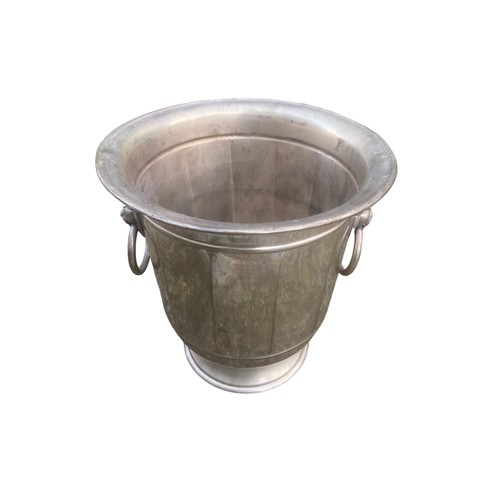 592 - A BEAUTFIUL SILVERED FINISHED ICE BUCKET WITH LION HEAD HANDLES