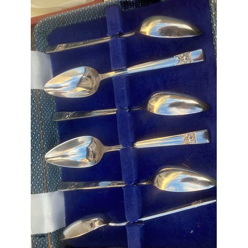 627 - 2 VINTAGE BOX OF GRAPEFRUIT  SPOONS