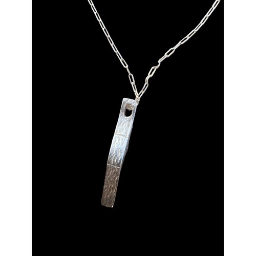 629 - A HEAVY DESIGNER CELTIC SILVER PENDANT ON A SILVER CHAIN