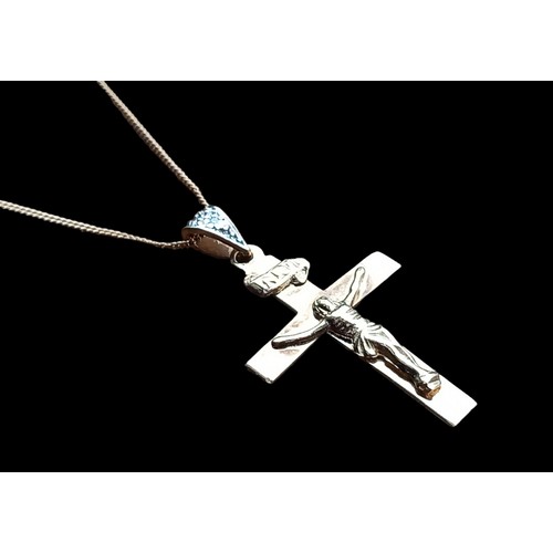 485 - A YELLOW & WHITE GOLD CRUCIFIX ON 18