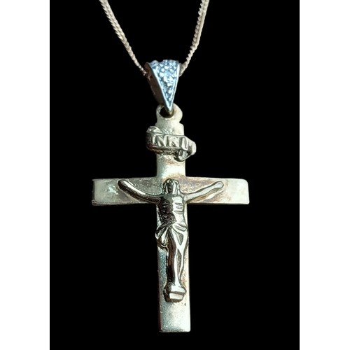 485 - A YELLOW & WHITE GOLD CRUCIFIX ON 18