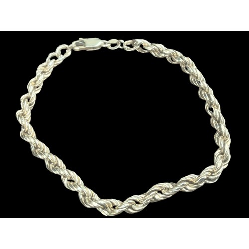 495 - A 9CT GOLD THICK ROPE DESIGN BRACELET