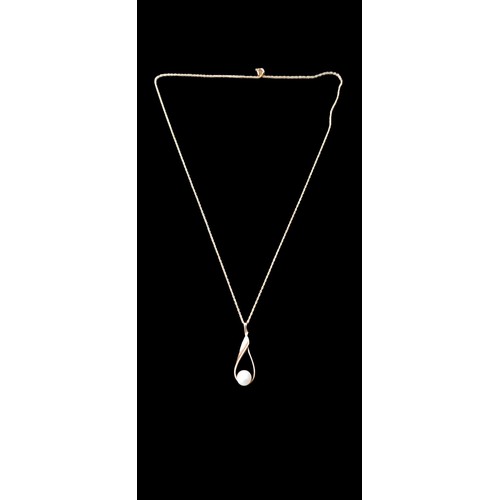 497 - 14CT GOLD PEARL PENDANT ON A 14CT GOLD CHAIN