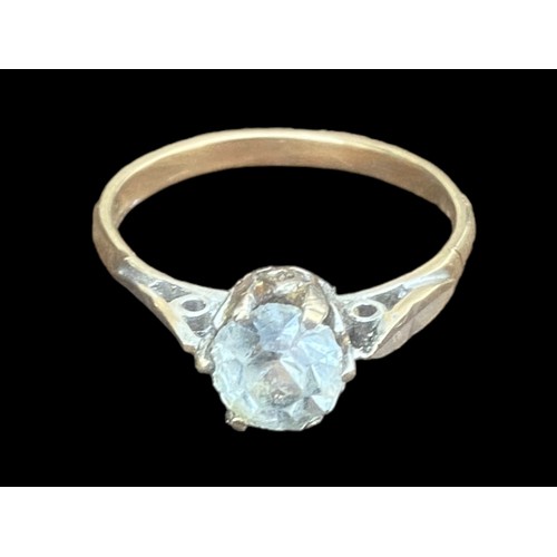 516 - A 9CT GOLD SOLITAIRE RING