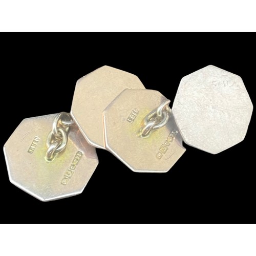 523 - A PAIR OF HEXAGONAL 9CT GOLD CUFFLINKS 4.73G