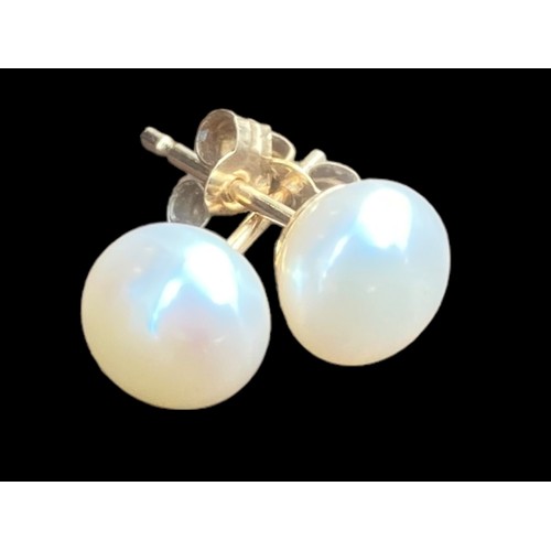 524 - 9ct GOLD PEARL DOME SHAPED EARRINGS